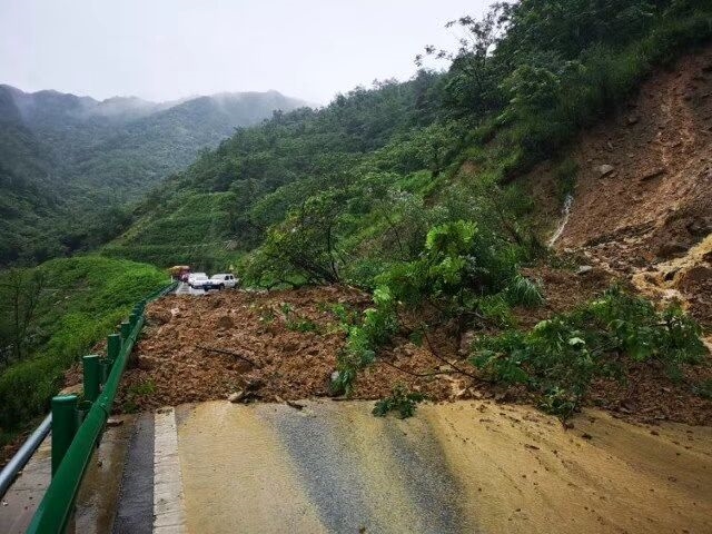 江西强降雨致局地山体滑坡 7日起大雨又来袭_新浪江西_新浪网