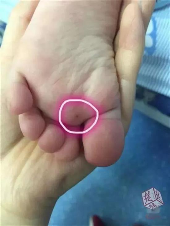 可是,究竟是什么人大白天的私闯民宅,还扎伤孩子呢?