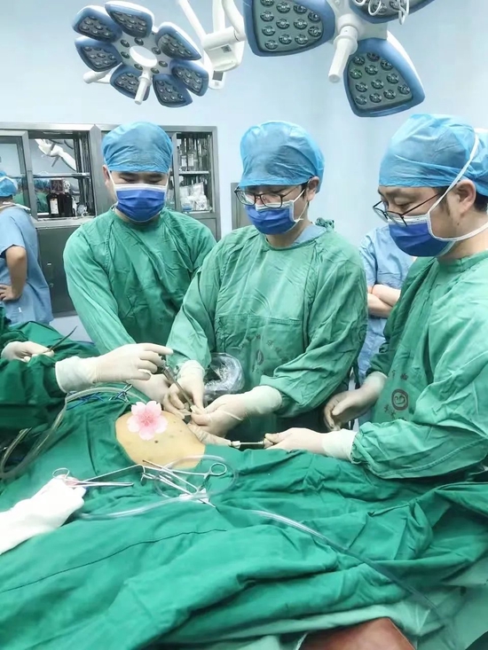 九江市妇保院成功完成单孔腔镜辅助下乳房肿块切除手术!