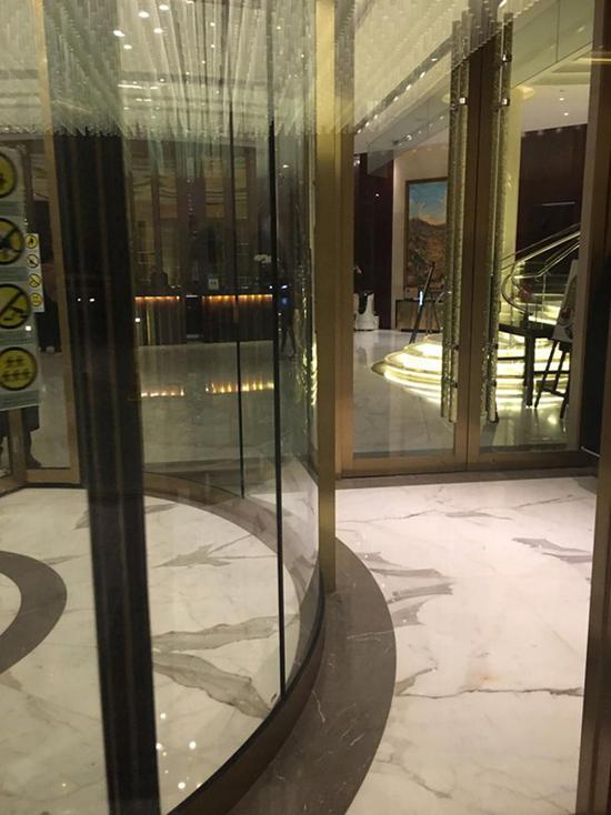 柳女士撞上的酒店大门玻璃.受访者供图