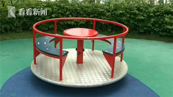 熊孩子玩大转盘甩飞3岁幼童母亲竟直接带他溜走