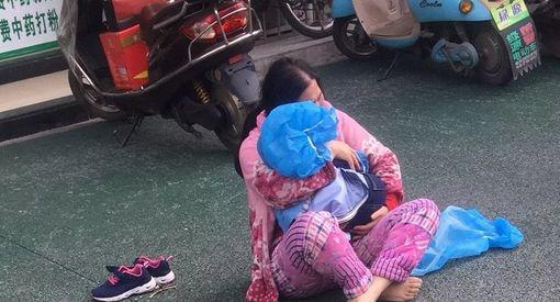 小孩家属在现场悲痛欲绝.