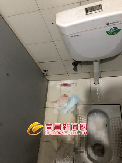 濠江路菜场公厕内部污秽不堪