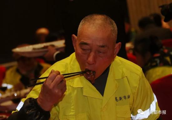 被感动哭的环卫叔叔