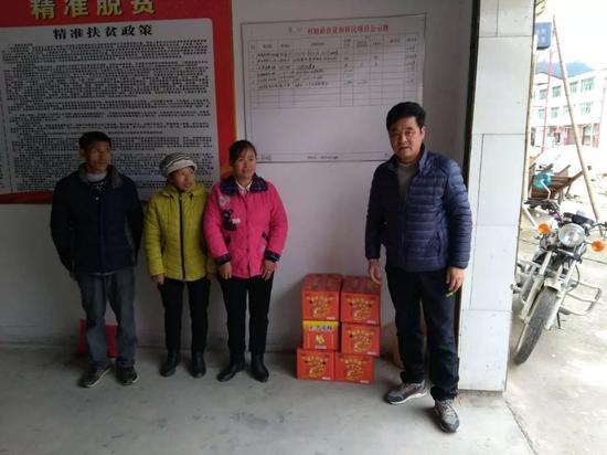 12月15日上午,李星华代表宜黄县委,县政府专程赶往江西省人民医院看望