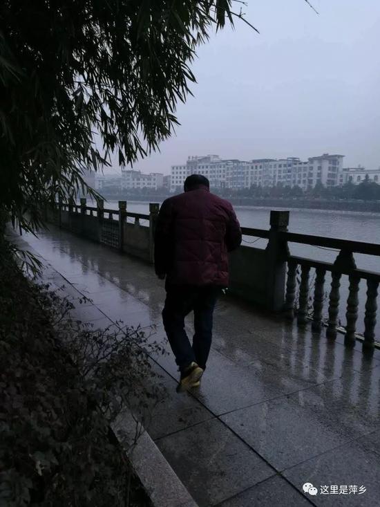 肇事的白色小车驾驶员走之前,有目击者拍到了他的背影.