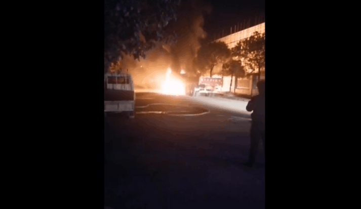 烧成废铁！上饶一地接连发生两起车辆自燃…