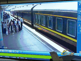 萍乡:火车进站瞬间女子跨越安全线 被值班员拽回