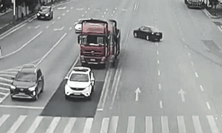 随意穿行引发事故 上饶一辆电动车被撞负全责