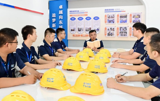 图为向东同志（中）在 “向东班” 组织开展集中学习，以党建赋能班组建设