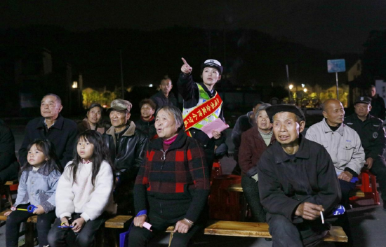 4月2日明月山交警走进温汤镇仙巩村开展送影下乡活动，讲解交通安全知识。