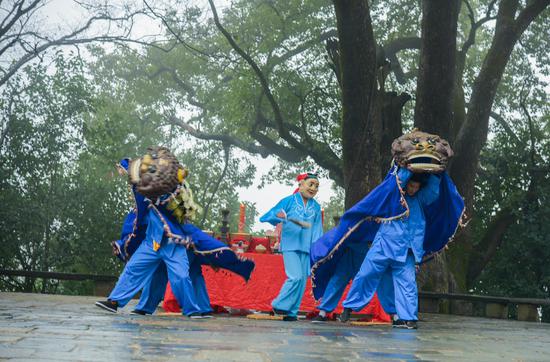 婺源篁岭上演民俗大戏 打麻糍、跳傩舞、祭山神精彩纷呈_新浪江西_新浪网