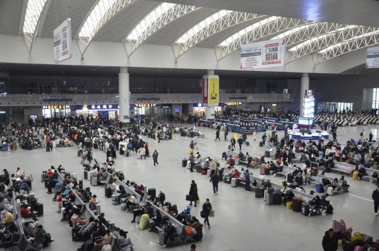 赣闽两省往返香港旅客列车4月1日起恢复开行。图为南昌站候车大厅。刘慕　摄