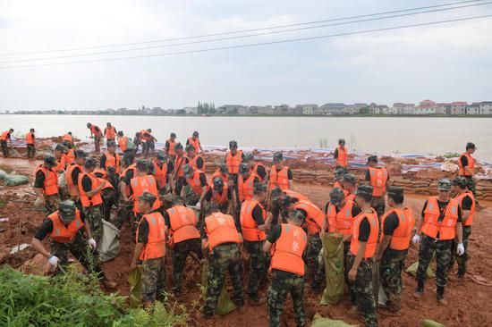 连日来,赣北地区遭遇强降雨袭击,受长江干流洪水顶托影响,鄱阳湖水位