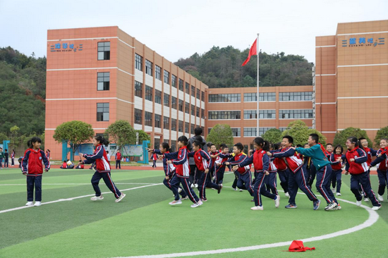 彭泽县珍珠湖小学体育社团学生在操场玩"贪吃蛇"游戏