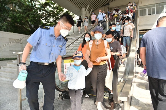 暑运“上半场” 南铁发送旅客1530万人次(江曲 摄)