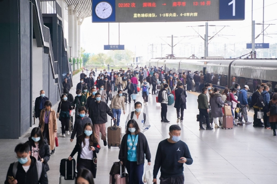 赣闽两省往返香港旅客列车4月1日起恢复开行。图为福州站站台。江曲 摄