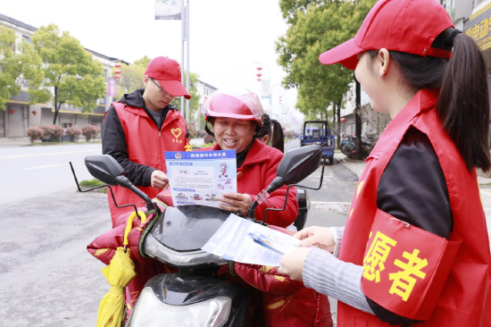 3月28日，袁州区西村镇青年志愿者在镇政府附近路段开展宣传劝导