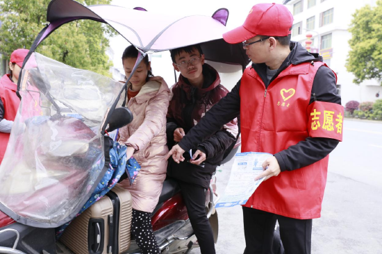 基层一线交通安全劝导员开展宣传劝导