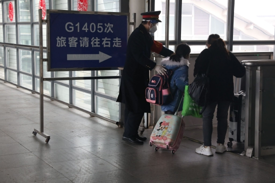图为上饶站工作人员帮助引导旅客乘车。 杨佳煜 摄