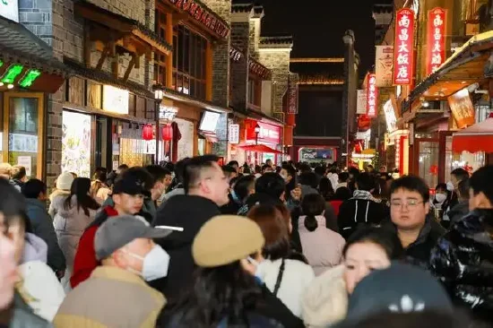 2023年春节期间,南昌万寿宫游客如织,客流量大幅增长。 南昌西湖区融媒体中心 供图