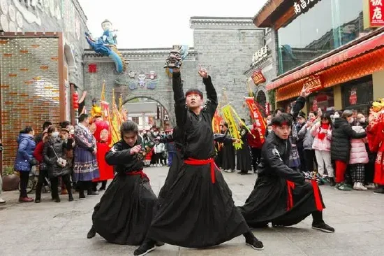 南昌万寿宫,Cosplay吸引了很多年轻游客。 南昌西湖区融媒体中心 供图