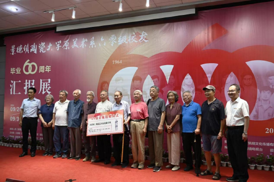全体参展艺术家合影