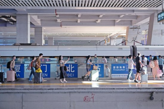 厦门北站组织旅客有序出站。万宇 摄