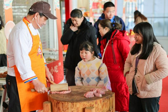 三明北站旅客观看沙县小吃制作技艺。黄育仁 摄
