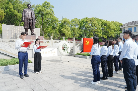 青年代表诵读《可爱的中国》节选