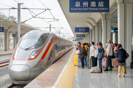 旅客在泉州南站站台候车。胡寻风 摄