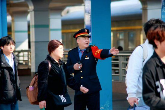 鹰潭站工作人员正在引导旅客有序出站。蔡紫妍 摄