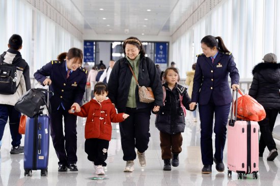 上饶车务段景德镇北站工作人员引导旅客换乘。陆佳骏 摄