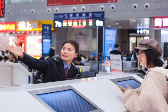 春运期间龙岩站“海峡情·闽西红”工作人员为旅客指引。刘鑫根 摄