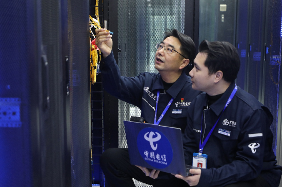 图为宗强同志（左一）带领技术团队开展通信设备运行维护