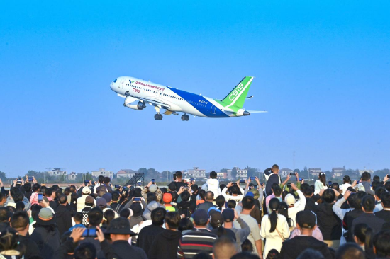 （图为C-919国产大飞机起飞瞬间。图&nbsp;李劼）