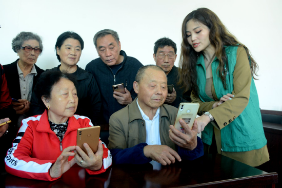 李慧群团队打造“青松课堂”银发服务品牌，获得客户高度认可
