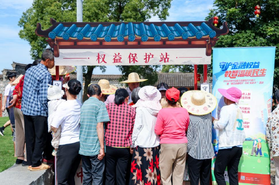 现场设置权益保护站为群众普及消保知识