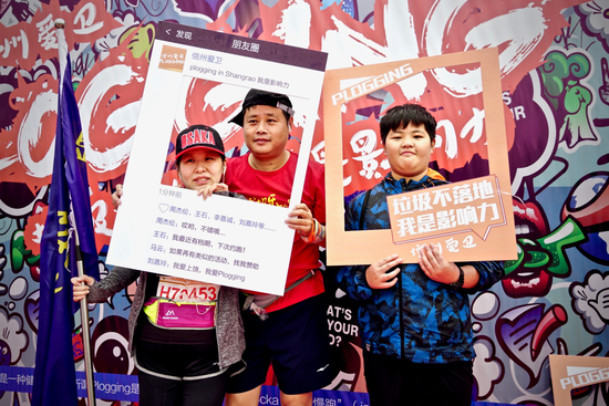 一家三口打卡 摄影刘杰