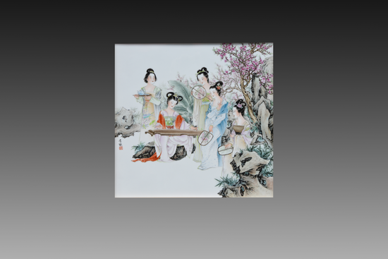 新粉彩仕女瓷板 &nbsp;《花间聊抚琴》尺寸:56/56cm