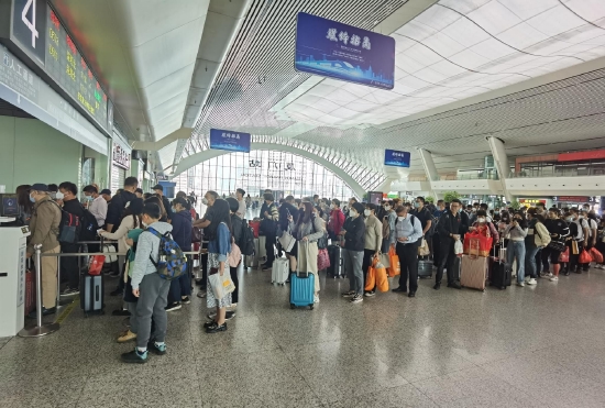 6.赣闽两省往返香港旅客列车4月1日起恢复开行。图为厦门站候车大厅。万宇　摄