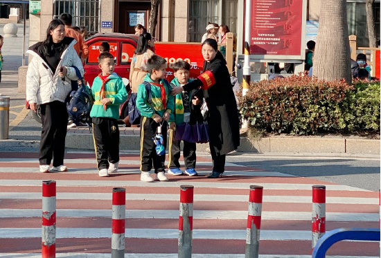 市旅游集团志愿者守护中小学生上下学