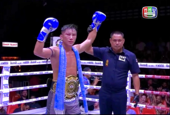 中国泰拳领军人物罗杰夺得泰国5号电视台泰拳金腰带