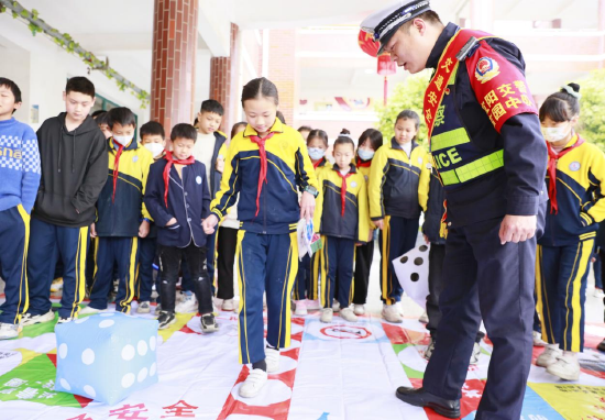 宜春交警官园中队走进翰林学校，开展交通安全飞行棋游戏
