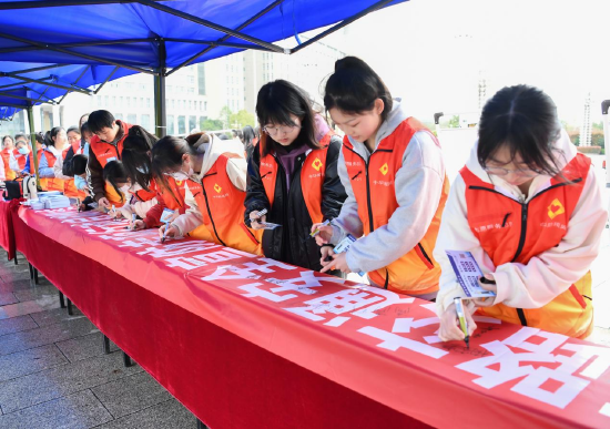 全市志愿者广泛参与