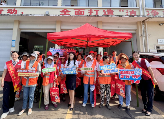 “情系环卫送清凉 心系民生办实事”主题公益活动现场