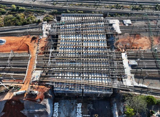 11月22日，圭峰大道下穿南昌西站框架桥顶进到位。胡国林摄