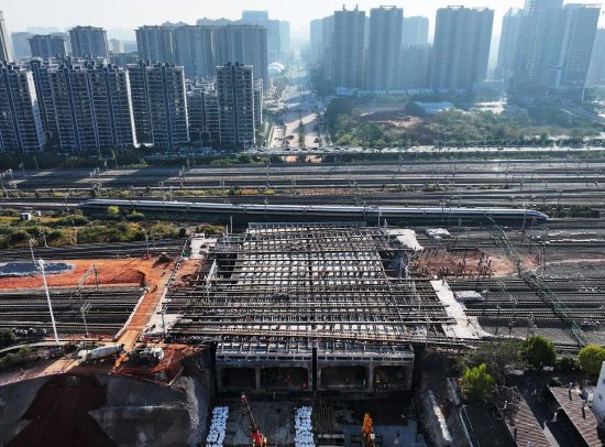 11月22日圭峰大道下穿南昌西站框架桥顶进到位。胡国林摄