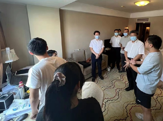 学校领导亲临赛场指导慰问参赛师生