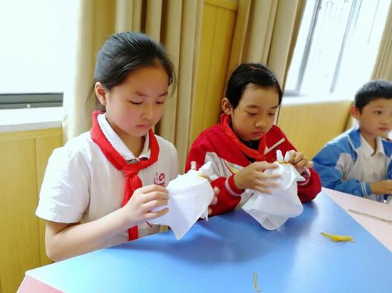 萌恩义染非遗项目进校园传承教育基地在向荣小学揭牌成立